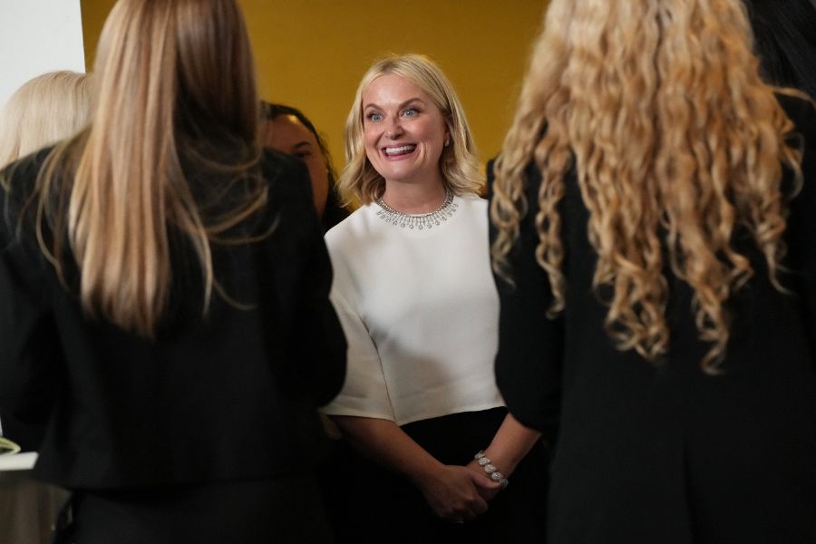 <p>Много звезди от света на киното и телевизията преминаха по червения килим на тазгодишните Златни глобуси &ndash; една от водещите церемонии по връчване на награди в Холивуд, която се проведе в Лос Анджелис. Черната комедия &bdquo;Битка след битка&ldquo; и историята за Уилям Шекспир &bdquo;Хамнет&rdquo; спечелиха най-големите награди.</p>