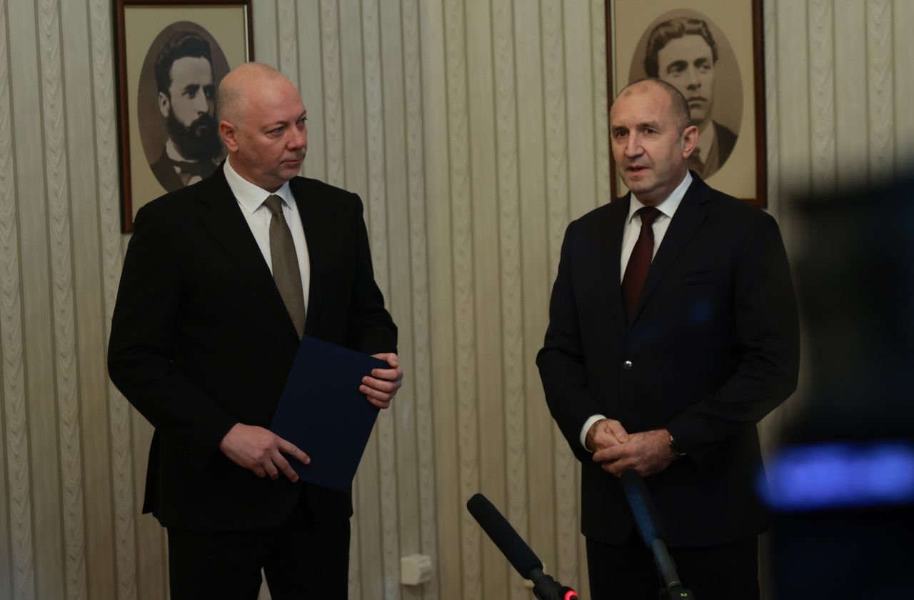<p>Румен Радев връчи мандат за съставяне на правителство на ГЕРБ-СДС.</p>