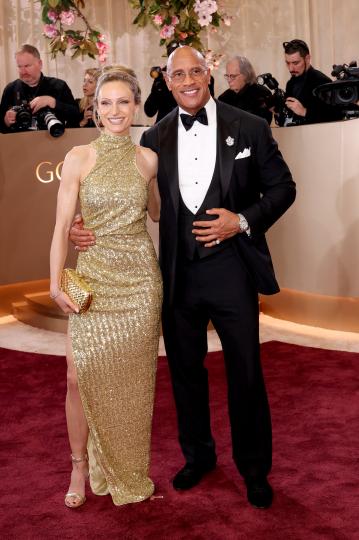 Любов на червения килим: Най-красивите звездни двойки на „Златните глобуси“ 2026 (СНИМКИ) - снимка 14