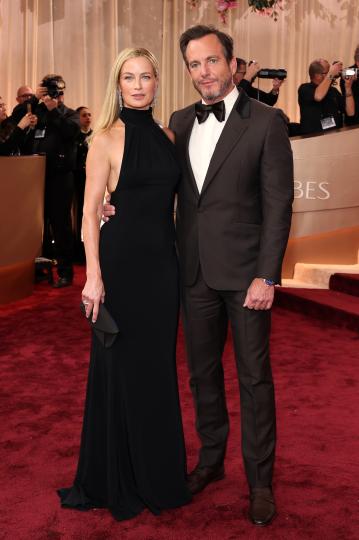 Любов на червения килим: Най-красивите звездни двойки на „Златните глобуси“ 2026 (СНИМКИ) - снимка 20