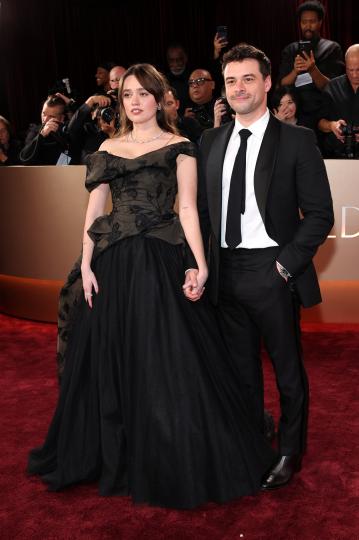 Любов на червения килим: Най-красивите звездни двойки на „Златните глобуси“ 2026 (СНИМКИ) - снимка 29