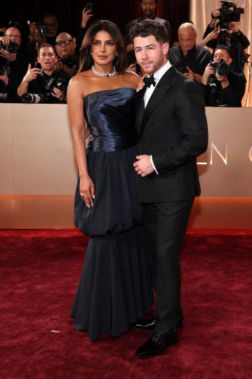 Любов на червения килим: Най-красивите звездни двойки на „Златните глобуси“ 2026 (СНИМКИ) - снимка 32