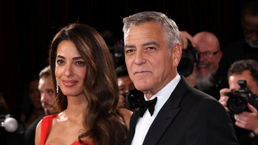 Вижте как Джордж и Амал Клуни пленяват всички със стил, хармония и червения си килим блясък на Златните глобуси 2026.