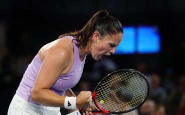 Касаткина отстрани Сакари на старта в Аделаида