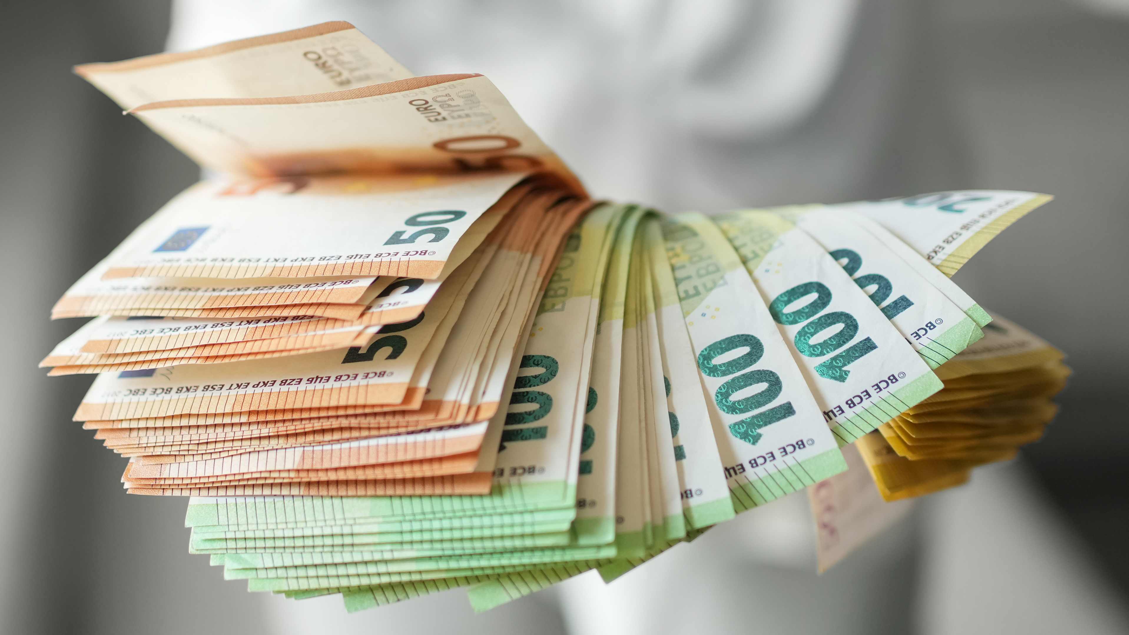 Заплатите растат, но инфлацията ги обезсмисля