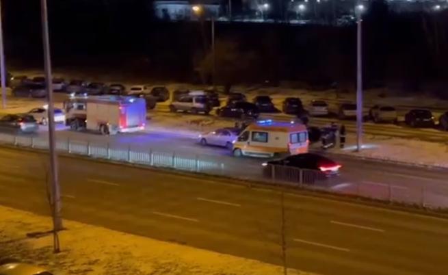 Тежка катастрофа в София, кола се обърна по таван