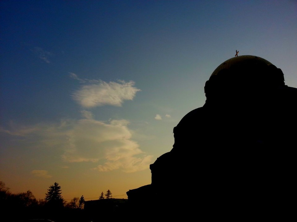 <p>Храм-паметник &bdquo;Александър Невски&ldquo; е символ на София &ndash; построен 1904&ndash;1912 г. по проект на Померанцев като благодарност към Русия, бомбардиран през ВСВ, с позлатени куполи (8+ кг злато), огромни размери и крипта-музей с икони и копие на съкровището Наги Сент Миклош.</p>