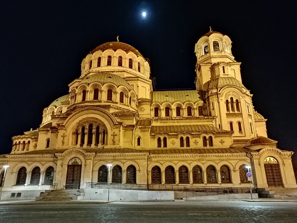<p>Храм-паметник &bdquo;Александър Невски&ldquo; е символ на София &ndash; построен 1904&ndash;1912 г. по проект на Померанцев като благодарност към Русия, бомбардиран през ВСВ, с позлатени куполи (8+ кг злато), огромни размери и крипта-музей с икони и копие на съкровището Наги Сент Миклош.</p>