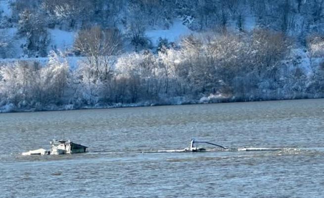 Риск от огромна екологична катастрофа край Свищов, потъна баржа с торове