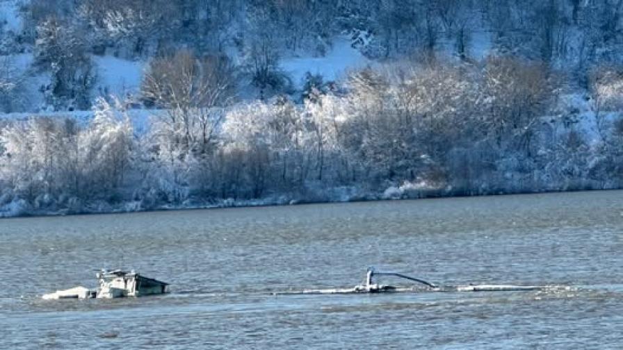 Риск от огромна екологична катастрофа край Свищов, потъна баржа с торове