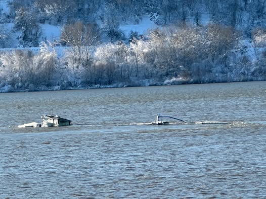 Риск от огромна екологична катастрофа край Свищов, потъна баржа с торове