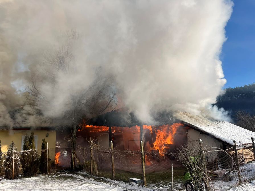 Голям пожар в Сливенско, горяха две къщи