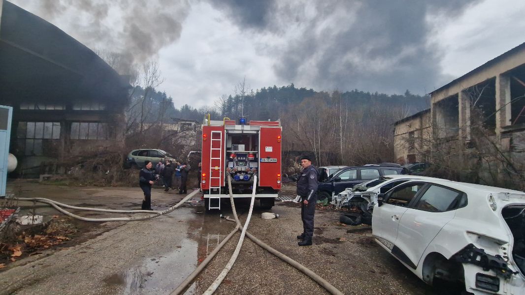 <p>Гори пожар в склад за текстилни материали на ул. &bdquo;Академик Ангел Балевски&ldquo; в Троян.</p>