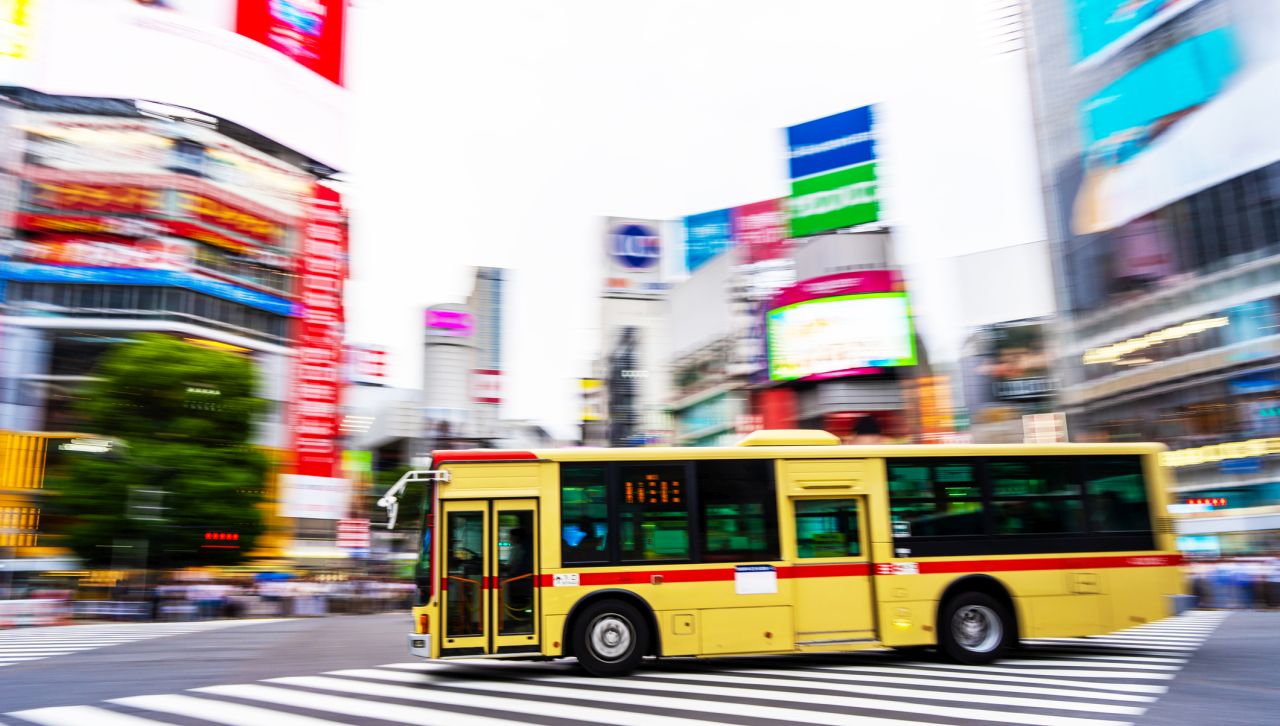 Автономният автобус, който шофира сам: Първият по улиците на Токио вече е факт