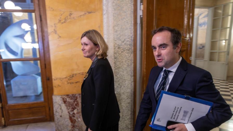 Френското правителство оцеля след вот на недоверие