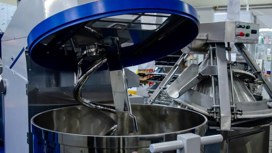 „Молеше за помощ“: Мъж загина в завод, след като се заклещи в индустриален миксер