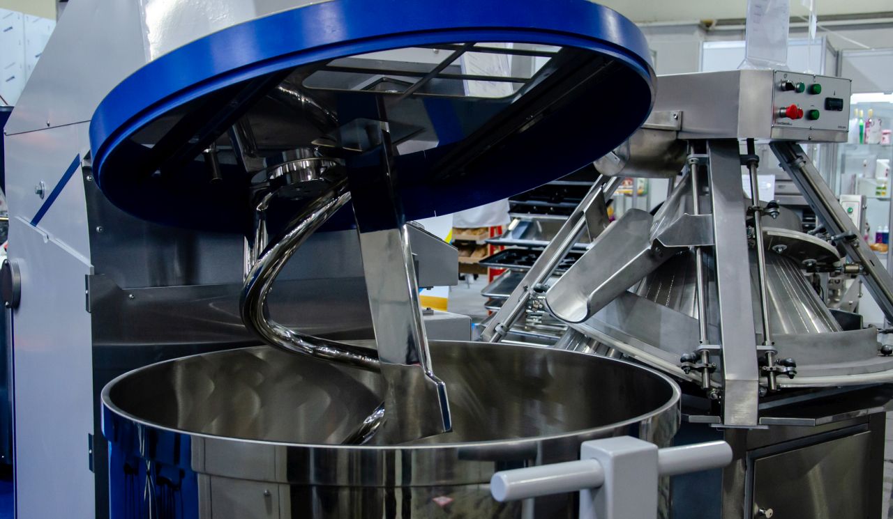 „Молеше за помощ“: Мъж загина в завод, след като се заклещи в индустриален миксер