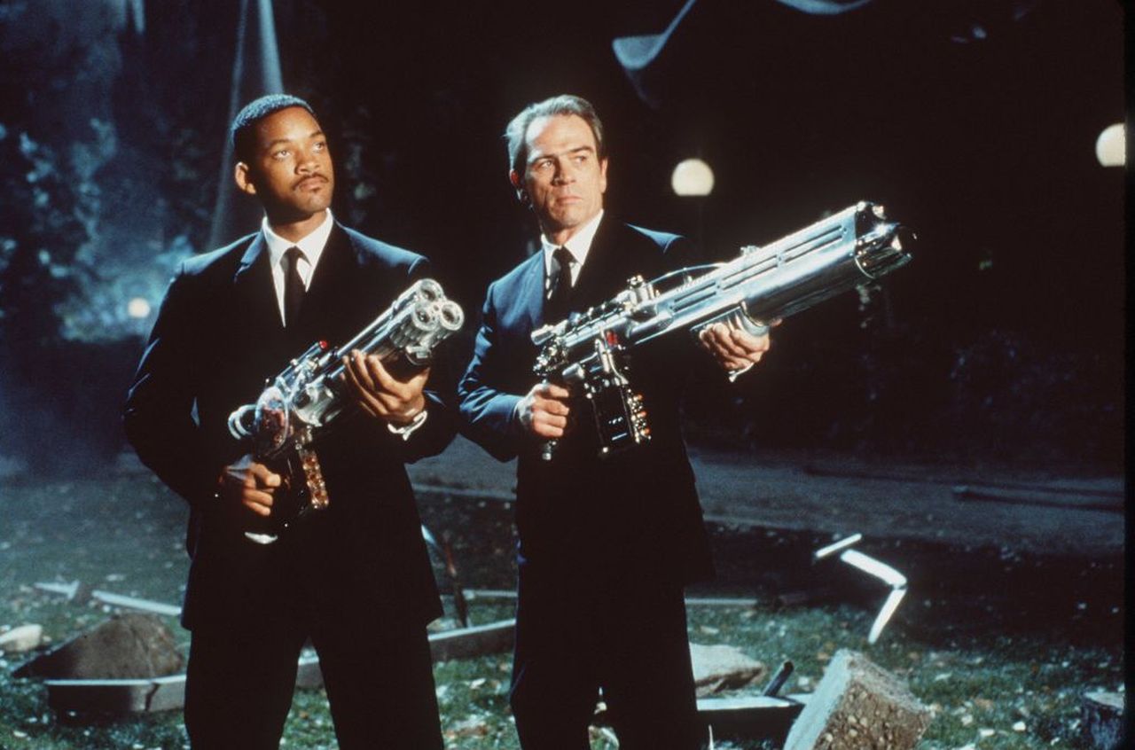 <p><strong>Уил Смит като агент Джей &ndash; 169,1 милиона долара-&nbsp;</strong>Осуетяването на извънземни заплахи се е отплатило на Уил Смит. За ролята си на агент Джей в първите три филма от поредицата &bdquo;Мъже в черно&ldquo; актьорът получава солидни хонорари, като кулминацията е 20 милиона долара авансово за &bdquo;Мъже в черно 3&ldquo; (2012). След успеха на първия филм Уил договоря 10% от брутните приходи за следващите части, като прибира допълнителни 80 милиона долара от приходите на третия филм. В резултат се очаква общата му печалба да възлезе на 169,1 милиона долара. Напълно разбираемо е защо агент Джей е закачил костюма и вратовръзката си на закачалката преди четвъртия филм.</p>