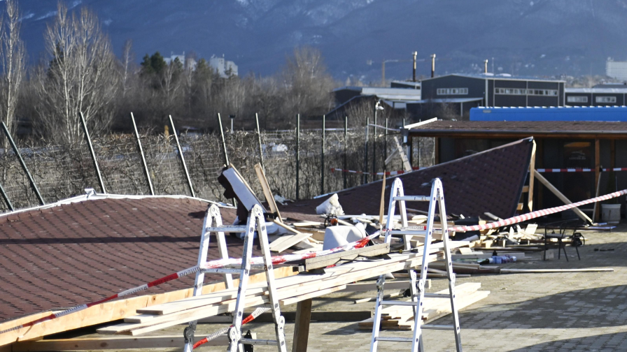 Кадри от мястото на трагедията - навес се...