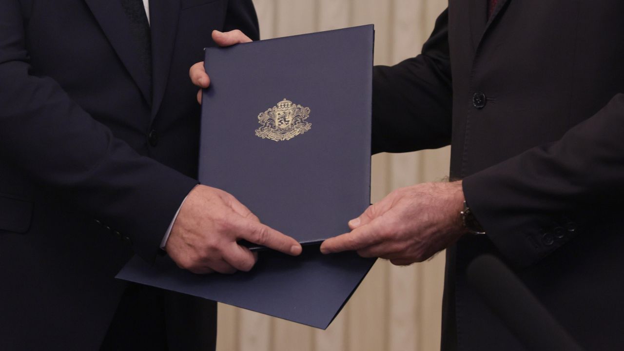 <p>Президентът Румен Радев връчи третия проучвателен мандат за съставяне на правителство на ПГ на "Алианс за права и свободи".</p>