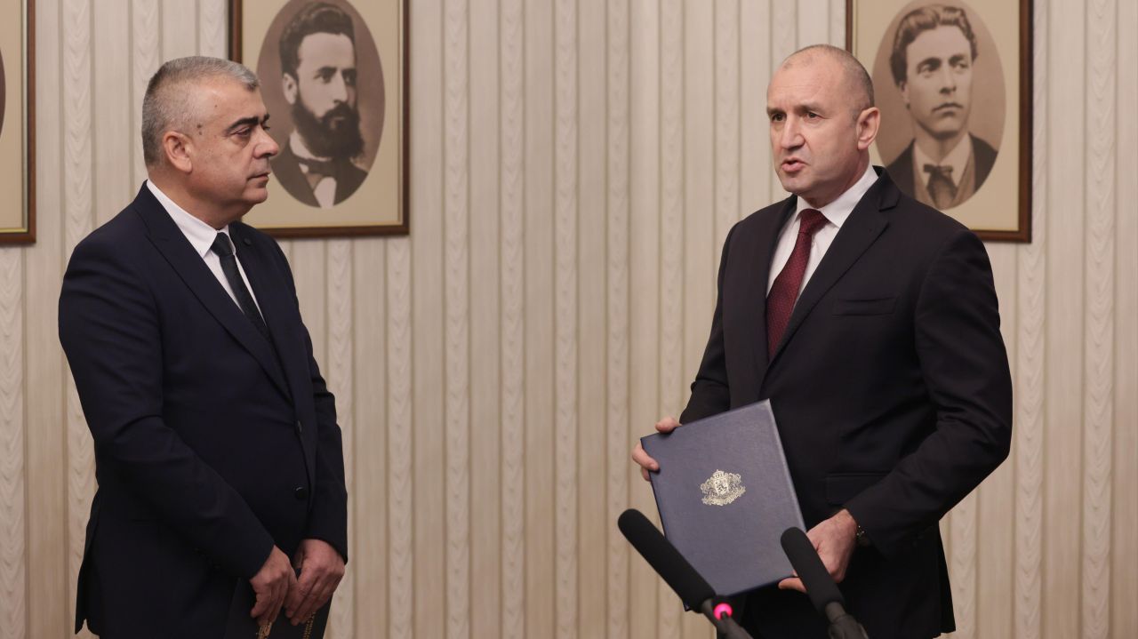 <p>Президентът Румен Радев връчи третия проучвателен мандат за съставяне на правителство на ПГ на "Алианс за права и свободи".</p>