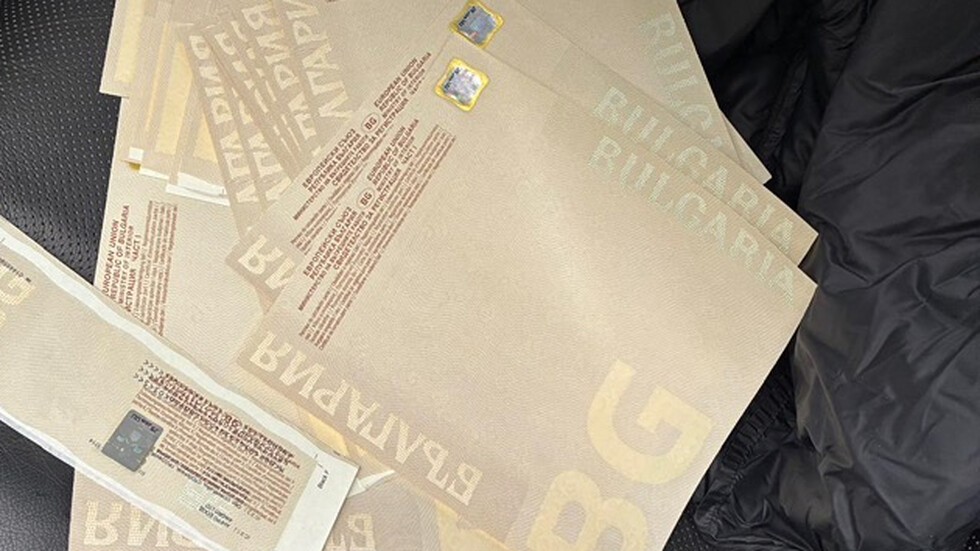 Разбиха схема с фалшиви документи за автомобили в София, двама са задържани
