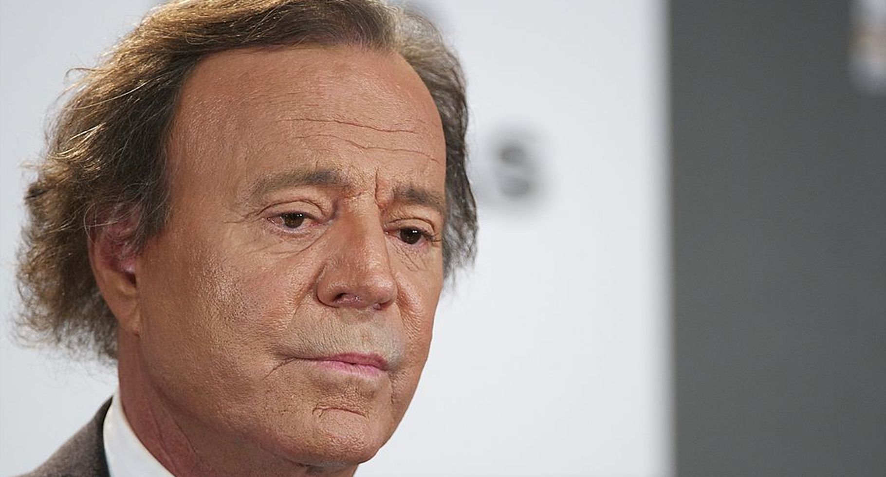 Хулио Иглесиас отхвърли обвиненията в сексуален тормоз като "абсолютно неверни"