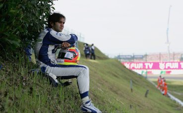 Бивш пилот от Формула 1 раздава летящи ритници на картинг писта