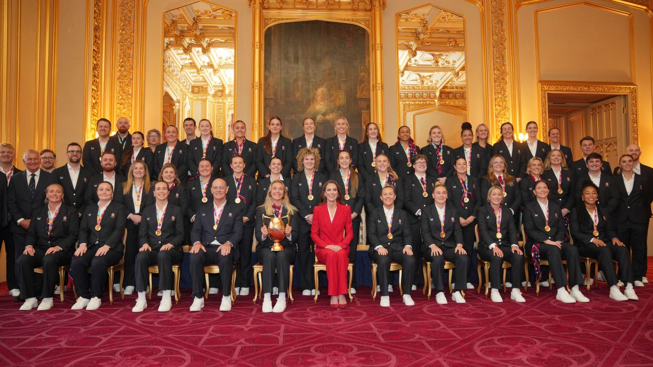 <p>Принцесата на Уелс посреща героините от женския отбор по ръгби на Англия и празнува тяхната световна победа.</p>