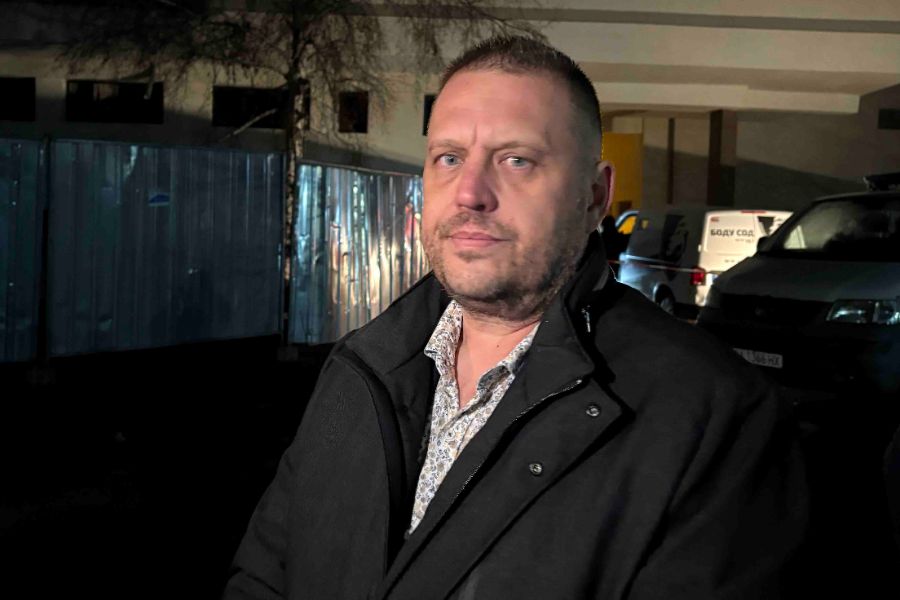 <p>Въоръжен грабеж на инкасо автомобил е извършен на жп гарата в град Ихтиман.</p>