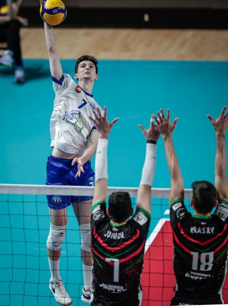 Нефтохимик победи Пирин и грабна efbet Купа на България1