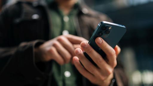 Накратко: Подслушва ли ни телефонът или алгоритмите ни познават твърде добре?