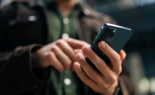 Накратко: Подслушва ли ни телефонът или алгоритмите ни познават твърде добре?