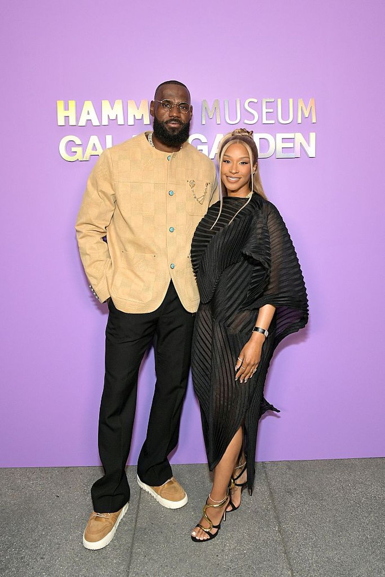 <p><strong>Леброн и Савана Джеймс</strong></p>

<p>Вероятно бихме могли да запълним цялата галерия със супер високи играчи от НБА и техните значително по-ниски съпруги, но Леброн и Савана Джеймс са сред най-разпознаваемите двойки в лигата. Кралят на баскетбола е висок внушителните 206 сантиметра &ndash; част от легендарния му статут &ndash; докато Савана е с ръст от 170 сантиметра.</p>