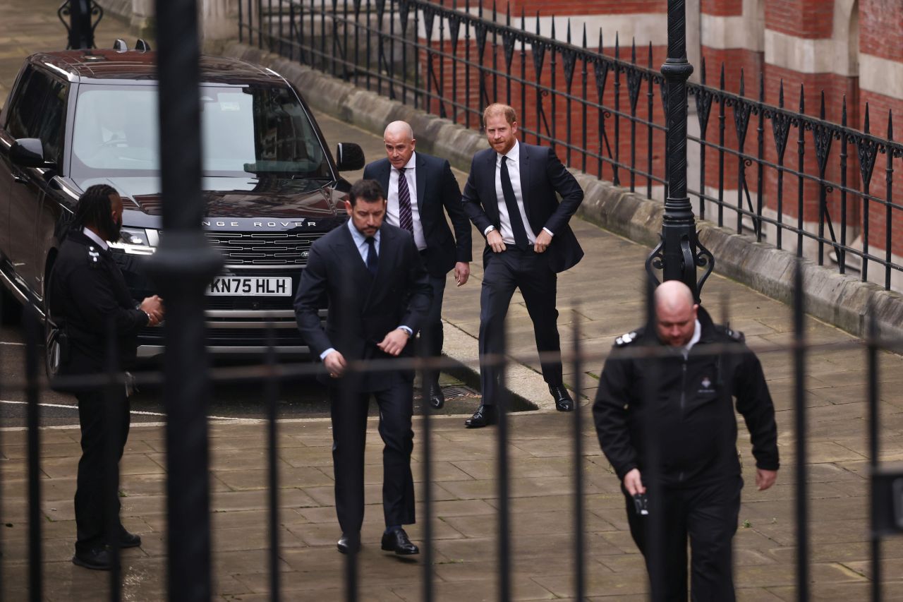 <p>Принц Хари отново в светлината на прожекторите &ndash; елегантен и решителен</p>