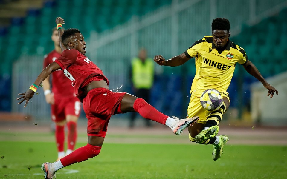 Ботев Пловдив продава халф в отбора на Артур Платек