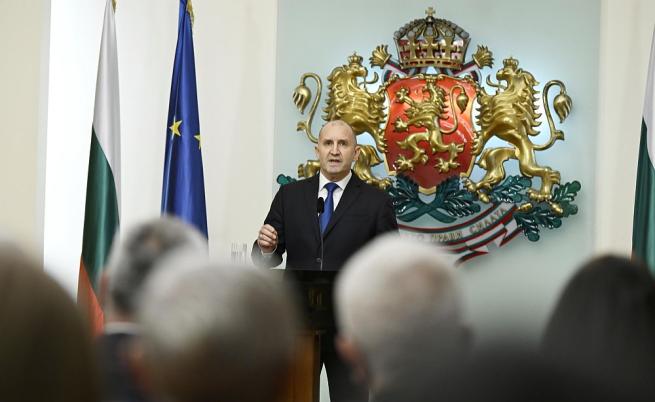 Светът реагира за оставката на Румен Радев