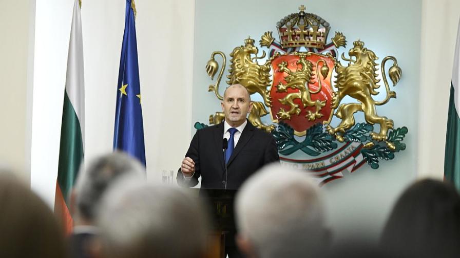 Светът реагира за оставката на Румен Радев