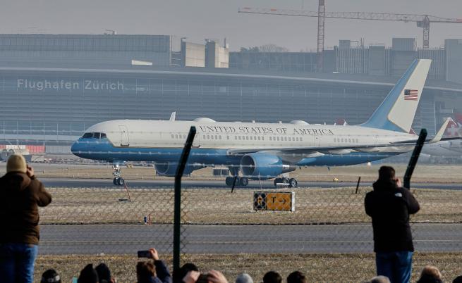 Еър Форс 1 кацна в Цюрих