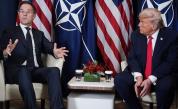 Генералният секретар на НАТО Марк Рюте и президентът на САЩ Доналд Тръмп