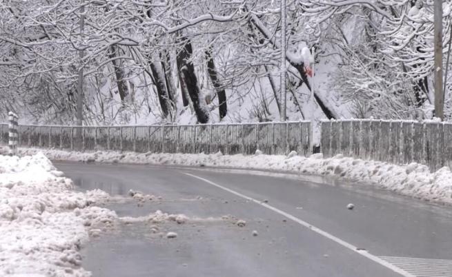 Заради обилния снеговалеж: Затвориха прохода Троян-Кърнаре за камиони
