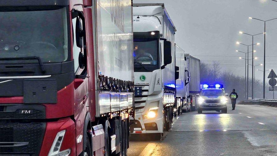 Над 25 километра опашка от тирове на границата с Турция