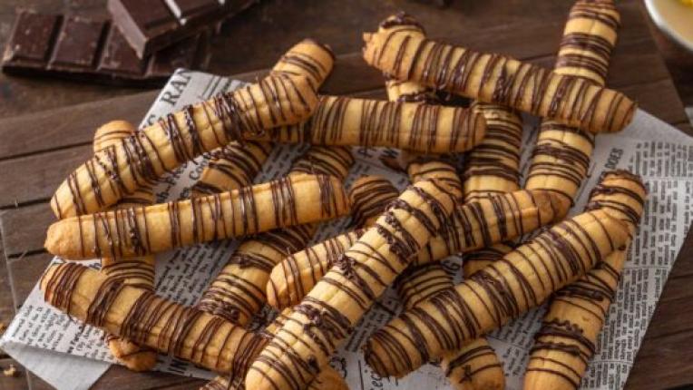 Бисквитени пръчици с шоколадова глазура