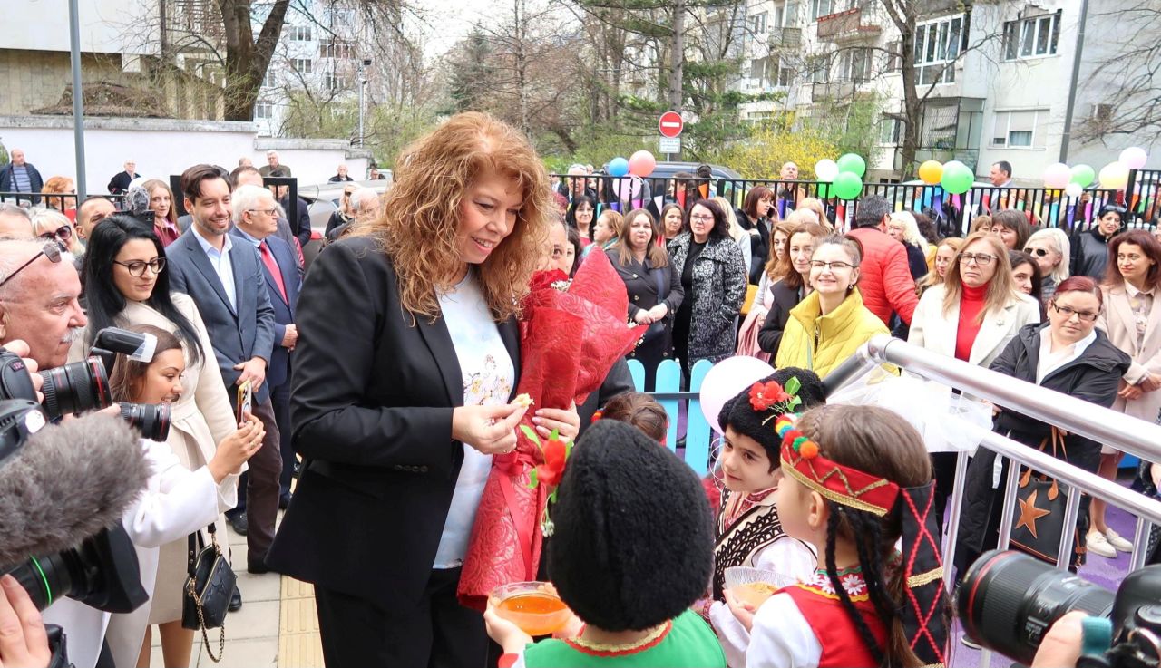 <p>След девет години в стратегическо партньорство с Румен Радев, днес Илияна Йотова прекрачва прага на историята, за да докаже, че най-силният вицепрезидент е този, който е готов във всяка секунда да поеме кормилото на нацията.</p>