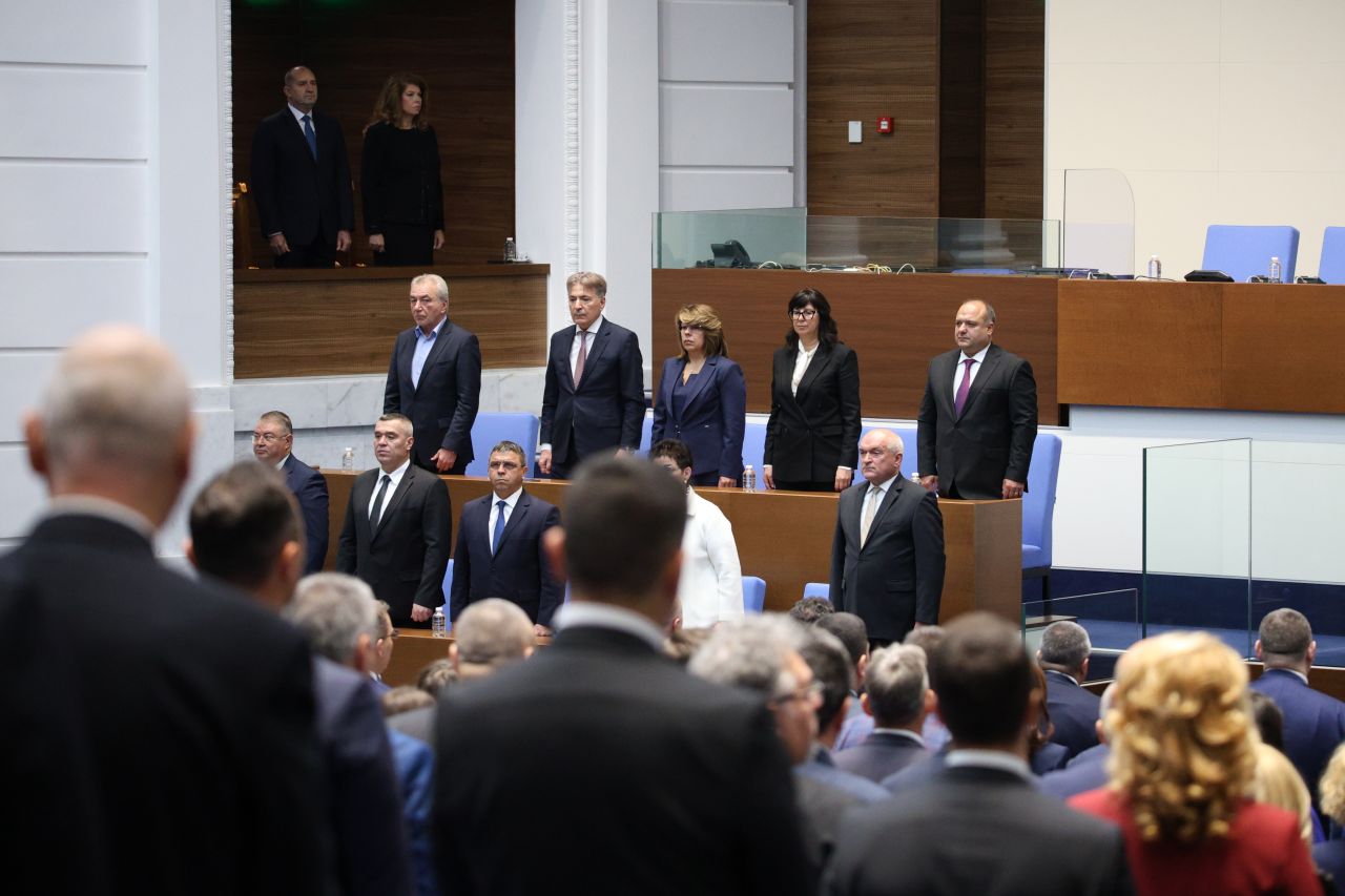 <p>След девет години в стратегическо партньорство с Румен Радев, днес Илияна Йотова прекрачва прага на историята, за да докаже, че най-силният вицепрезидент е този, който е готов във всяка секунда да поеме кормилото на нацията.</p>