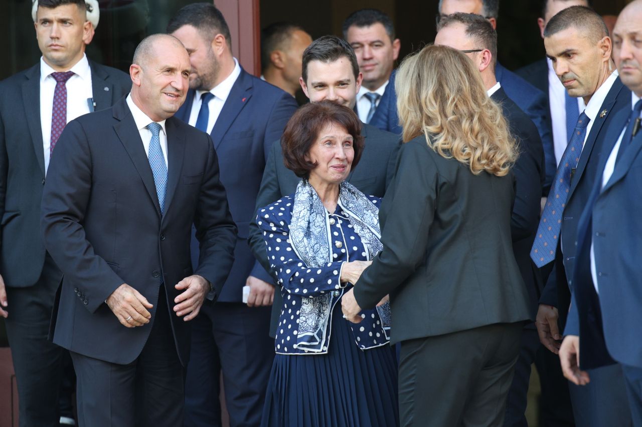 <p>След девет години в стратегическо партньорство с Румен Радев, днес Илияна Йотова прекрачва прага на историята, за да докаже, че най-силният вицепрезидент е този, който е готов във всяка секунда да поеме кормилото на нацията.</p>