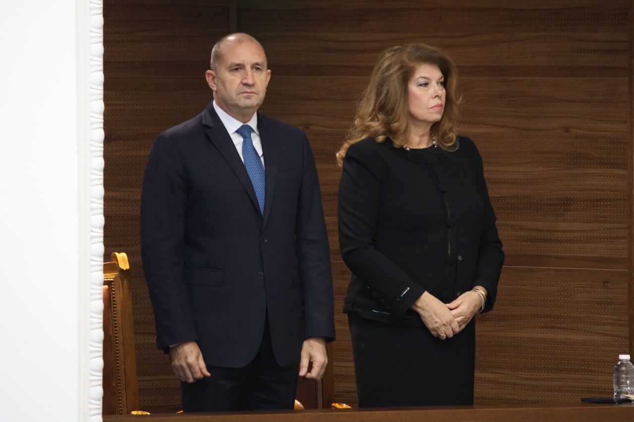 <p>След девет години в стратегическо партньорство с Румен Радев, днес Илияна Йотова прекрачва прага на историята, за да докаже, че най-силният вицепрезидент е този, който е готов във всяка секунда да поеме кормилото на нацията.</p>