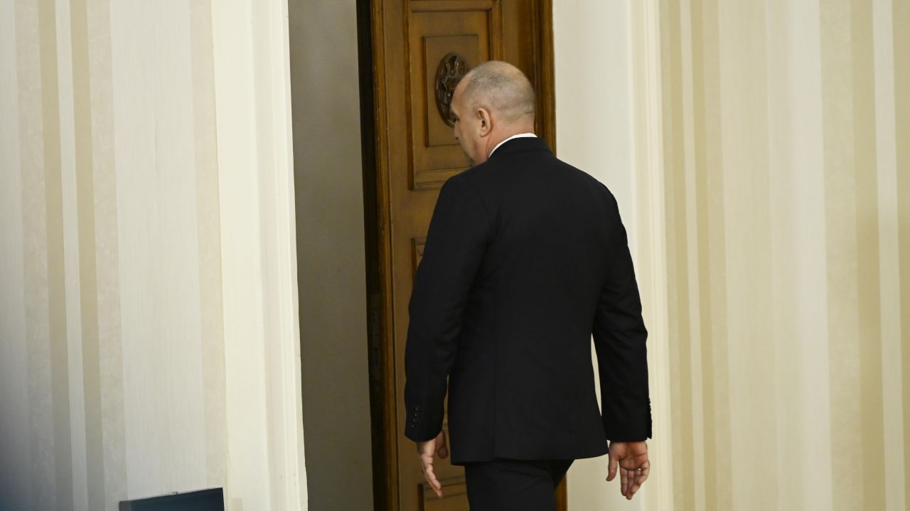 <p>От встъпването в длъжност и бурните площади до безпрецедентната оставка &ndash; тези кадри улавят деветте години, в които Румен Радев бе не просто президент, а основен полюс в българската държавност.</p>