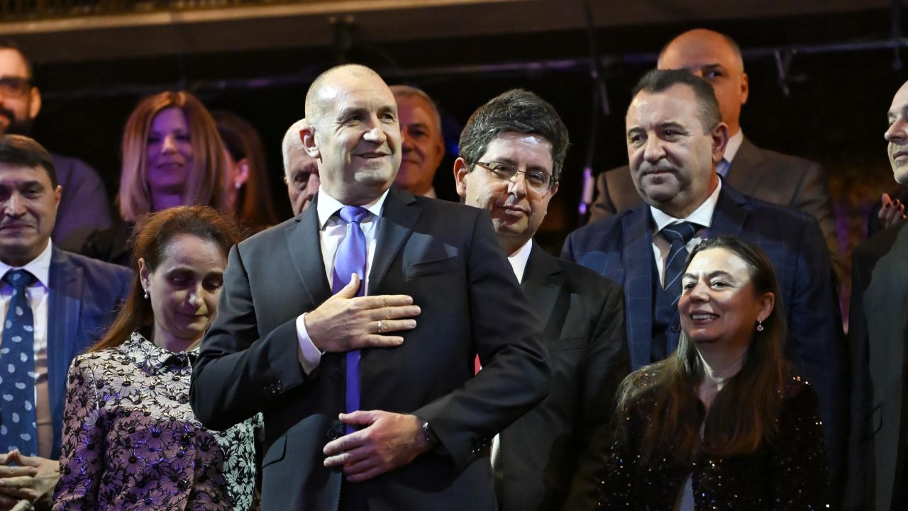 <p>От встъпването в длъжност и бурните площади до безпрецедентната оставка &ndash; тези кадри улавят деветте години, в които Румен Радев бе не просто президент, а основен полюс в българската държавност.</p>