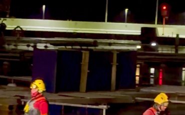 Нечовешко: Как е възможно да плува при такива условия (видео)